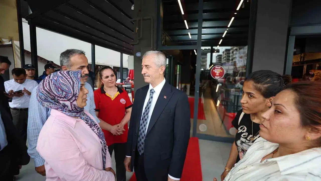 Minik kalplere moral ziyareti: Başkan Tahmazoğlu hastane ve esnaf turuna çıktı