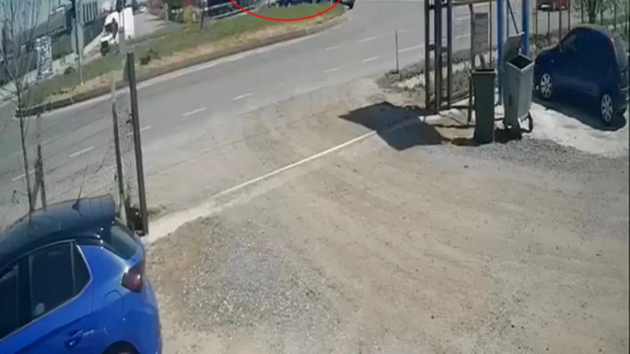 Lüleburgaz’da korkutan kaza: Kavşakta jandarma aracıyla çarpışan panelvan ters döndü