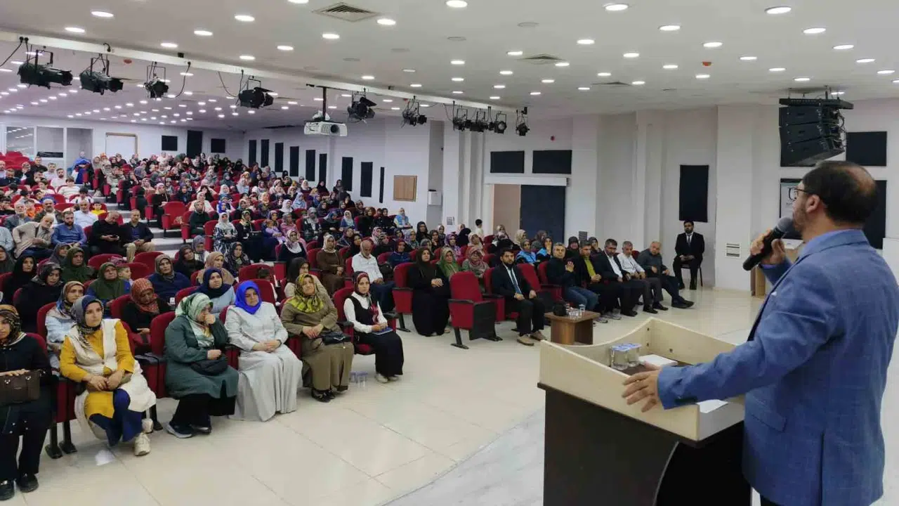 Ekran başında geçen saatler aile bağlarını zayıflatıyor mu? Adıyaman'da dijital çağın ebeveynlik sınavı masaya yatırıldı