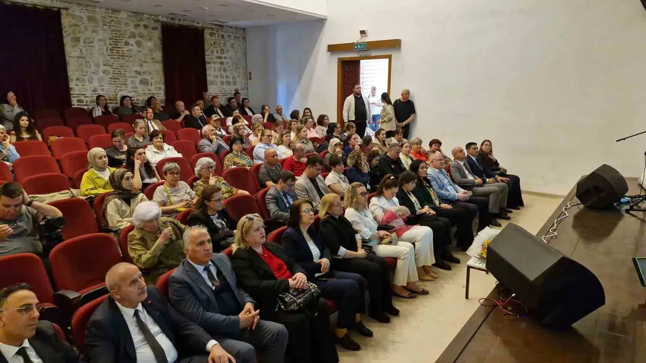 Edirne’de yüreklere dokunan Anneler Günü: Bir çocuğun hayatına ışık olmak için sahneye çıktılar