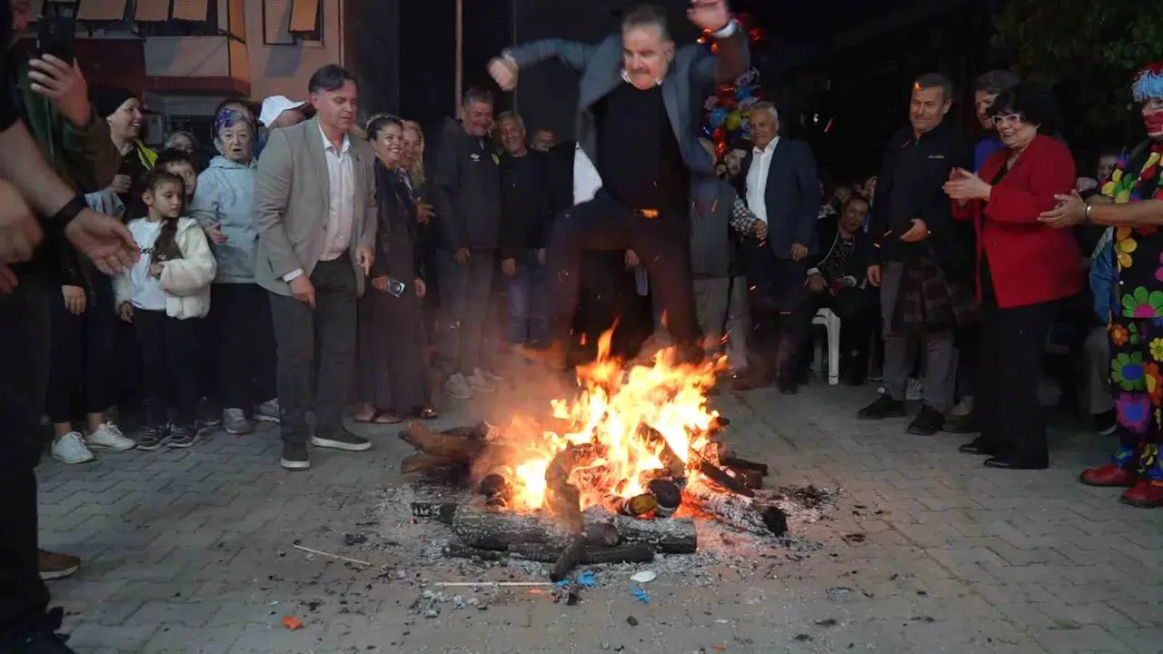 Edremit’te bahar ateşi böyle yakıldı: Dilekler tutuldu, mahalleli meydanlara döküldü