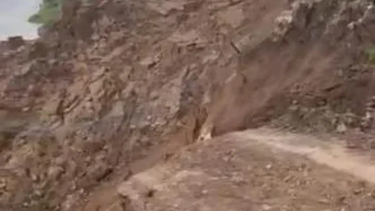 Siirt’te korkutan hareketlilik: Toprak baraj yönüne doğru kayıyor
