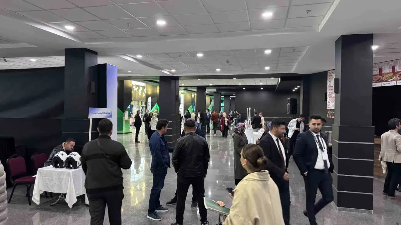 Kayseri’de dev istihdam zirvesi: 80 firma bin 500 kişiye kapılarını açtı