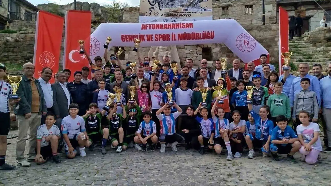 Afyon’un zirvesine Akhisar damgası: Genç bisikletçilerden madalya yağmuru
