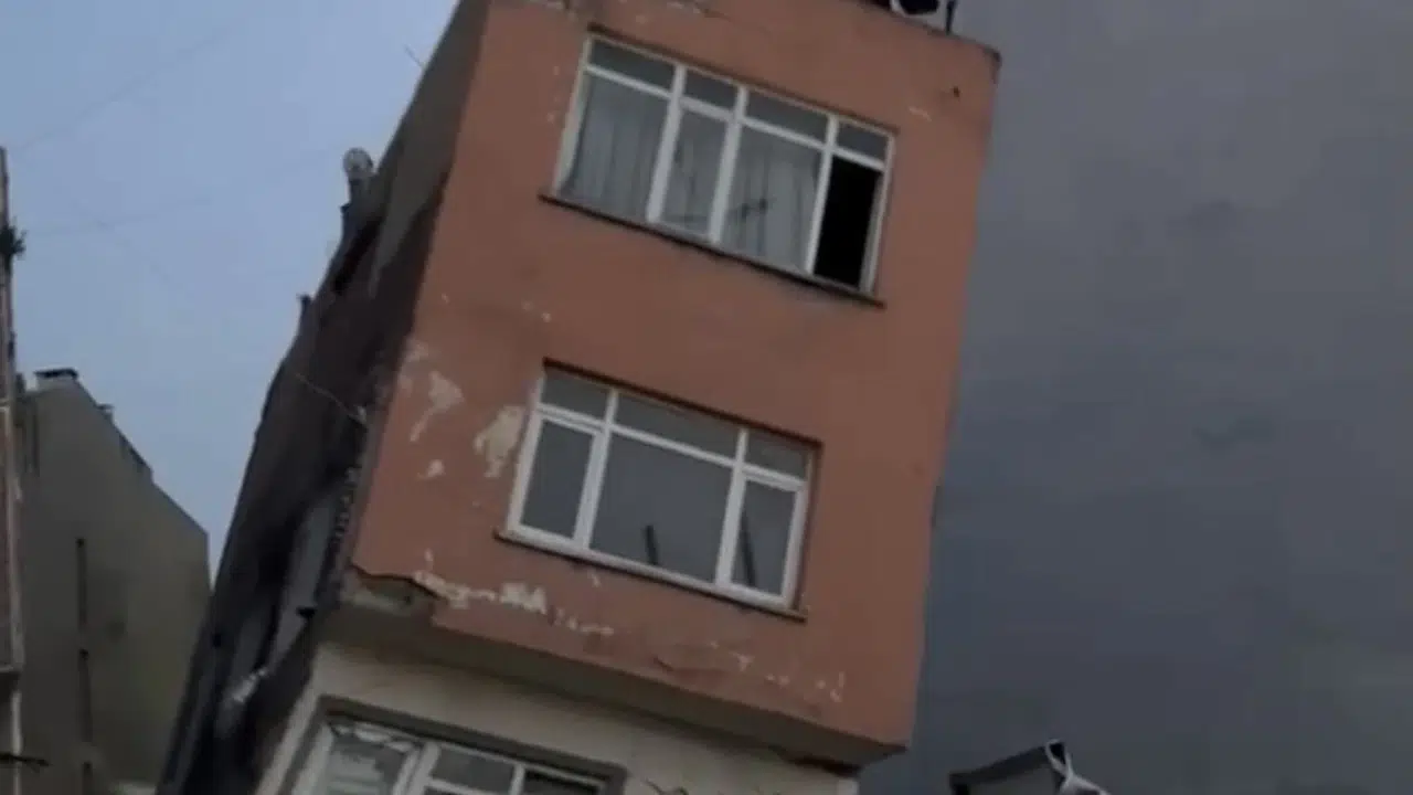 Erdek’te korku dolu anlar: Kazı çalışması sırasında bina bir anda yan yattı