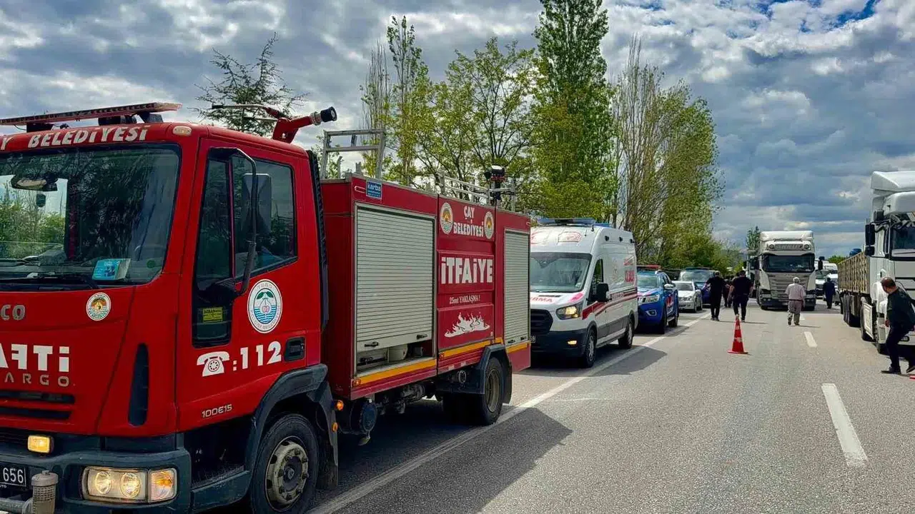 Afyonkarahisar’da korkutan kaza: Direksiyon hakimiyetini kaybetti, ağaca çarparak durabildi