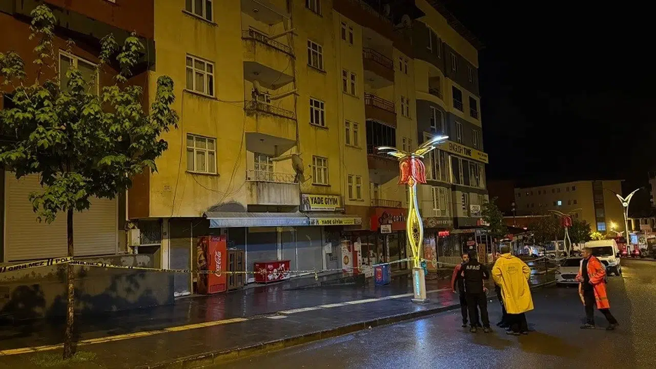 Hakkari’de korku dolu anlar: İnşaat kazısı çevredeki binaları yerinden oynattı