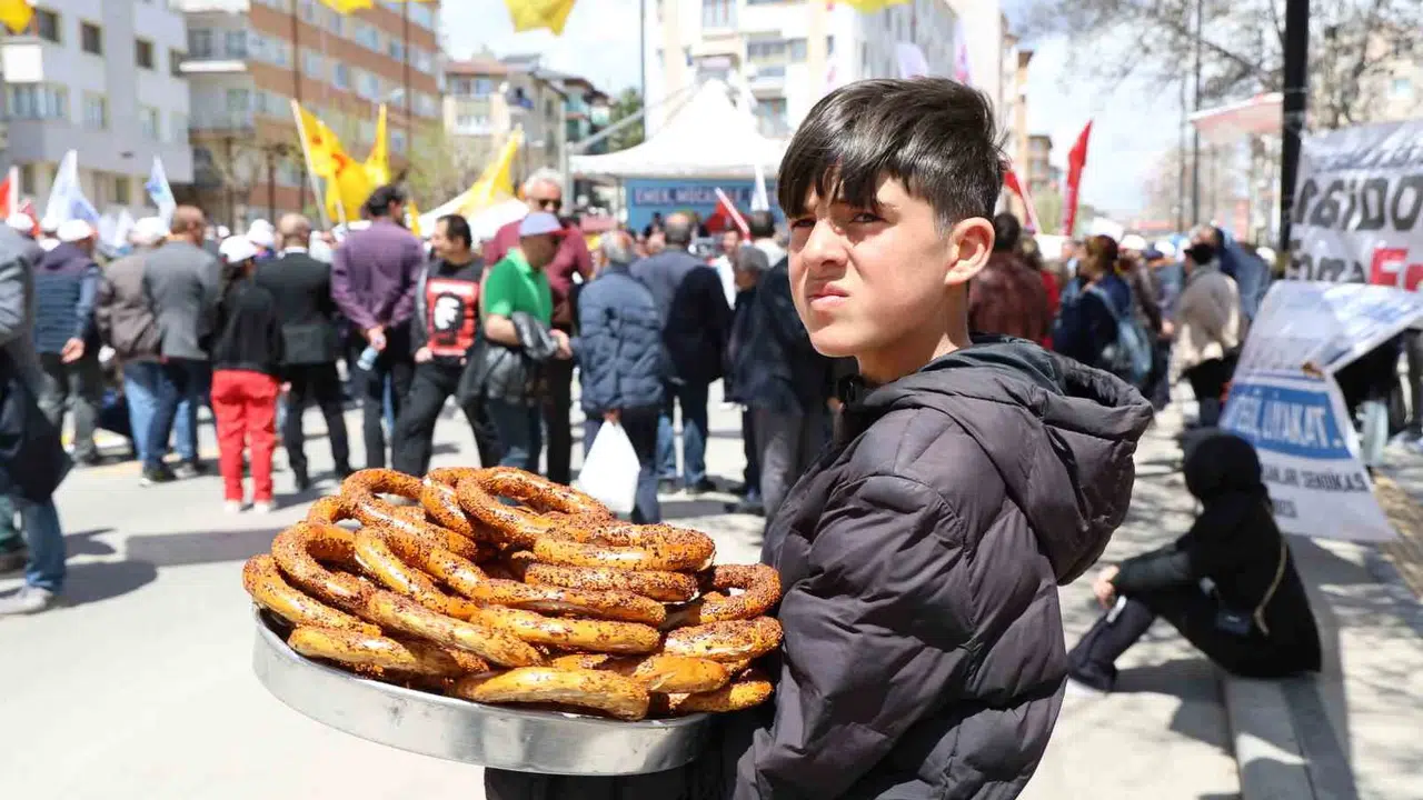 Sivas’ta 1 Mayıs tezatlığı: Bir yanda halaylar çekildi, diğer yanda çocuklar ekmek mücadelesi verdi
