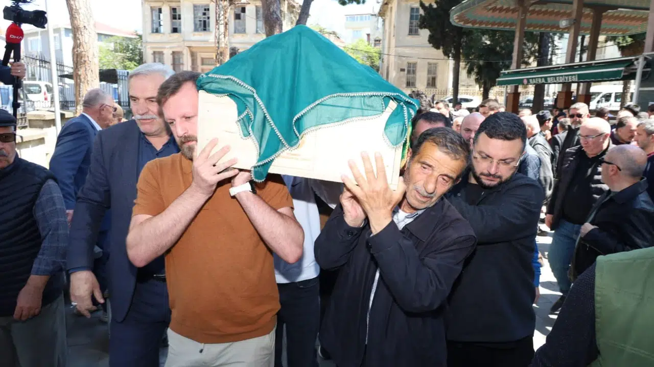 Genç yaşta gelen acı veda: 17 yaşındaki Ela, gözyaşları içinde toprağa verildi