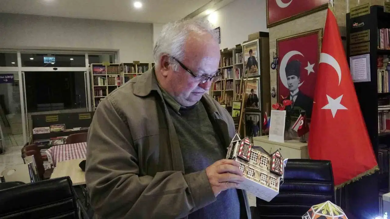 Emeklilikte yeni bir tutku: Atık kutulardan tarih inşa ediyor