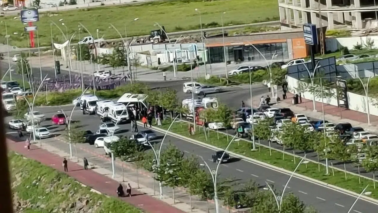 Diyarbakır’da trafik dehşeti: Minibüs elektrik direğini devirip otomobilin üzerine uçtu