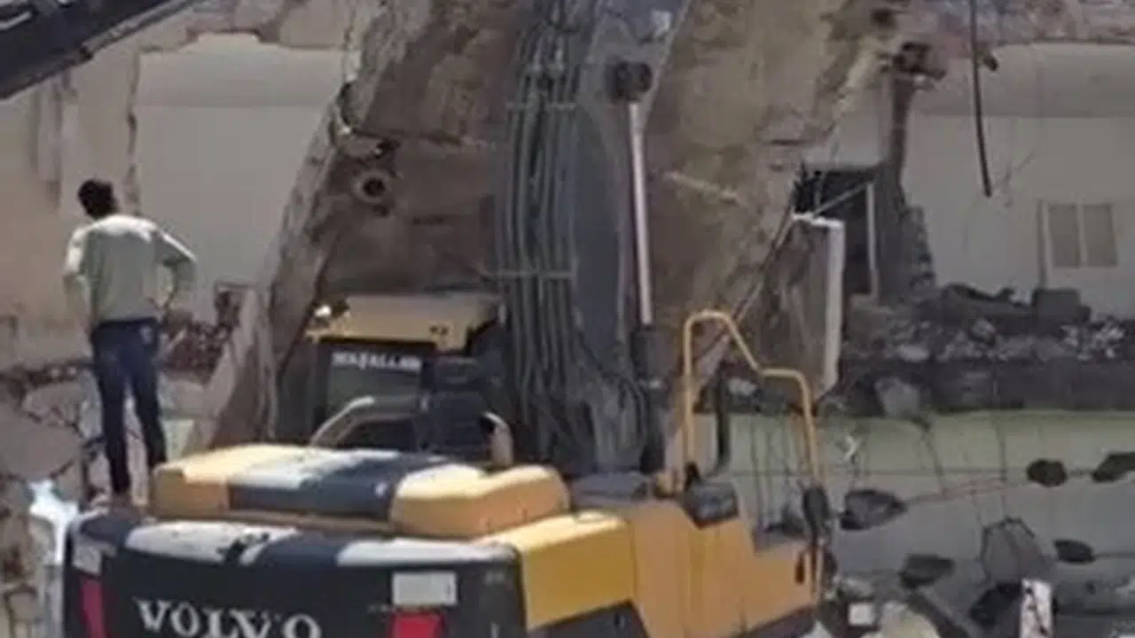 Adıyaman'da korku dolu anlar: Yıkım sahasında saniyelerle gelen kurtuluş