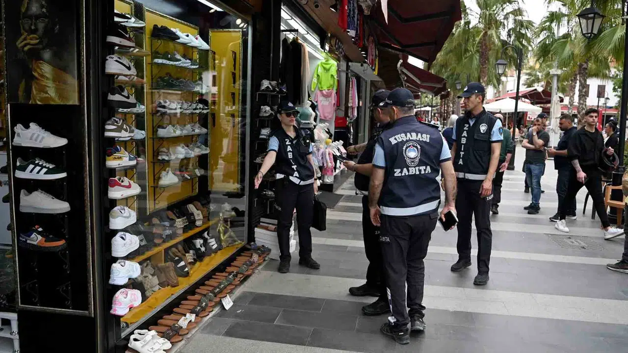 Kuşadası’nda turizm sezonu bereketi: Kaldırımları işgal edenlere geçit yok