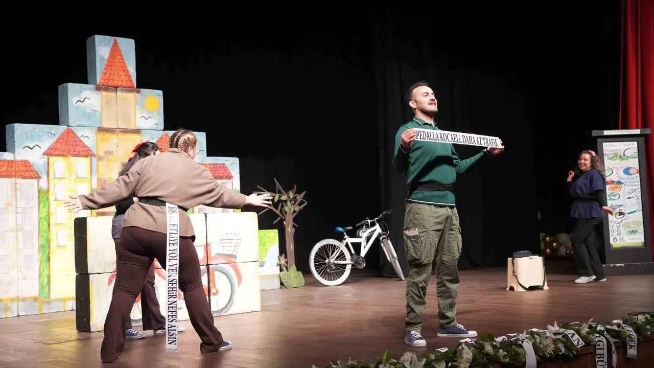 Pedallara basan minik kalpler: Kocaeli’de tiyatro sahnesinde çevre bilinci dersi