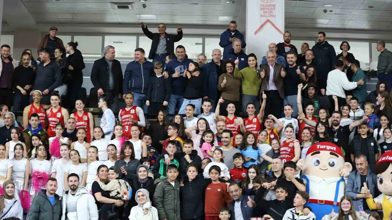Turgutlu'da mucizevi geri dönüş: 13 sayıdan dönen potanın perileri taraftarıyla devleşti