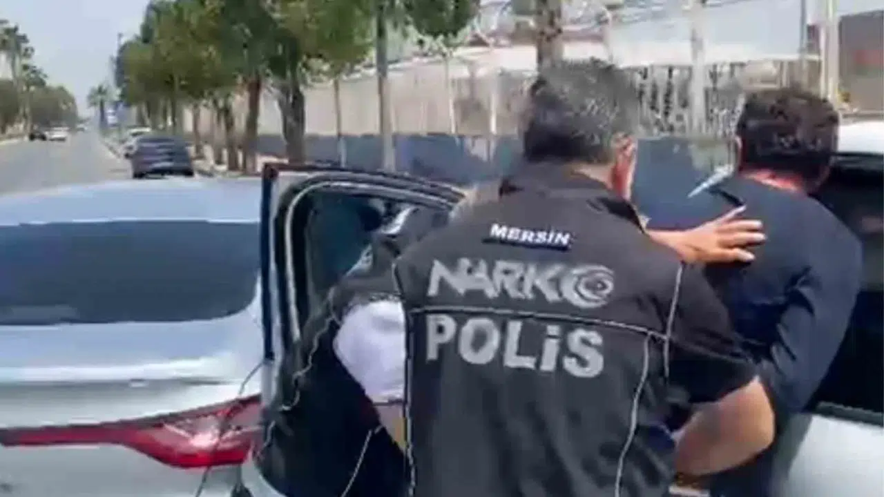 Mersin'de zehir tacirlerine geçit yok: Takipteki araçtan 24 kilo esrar çıktı