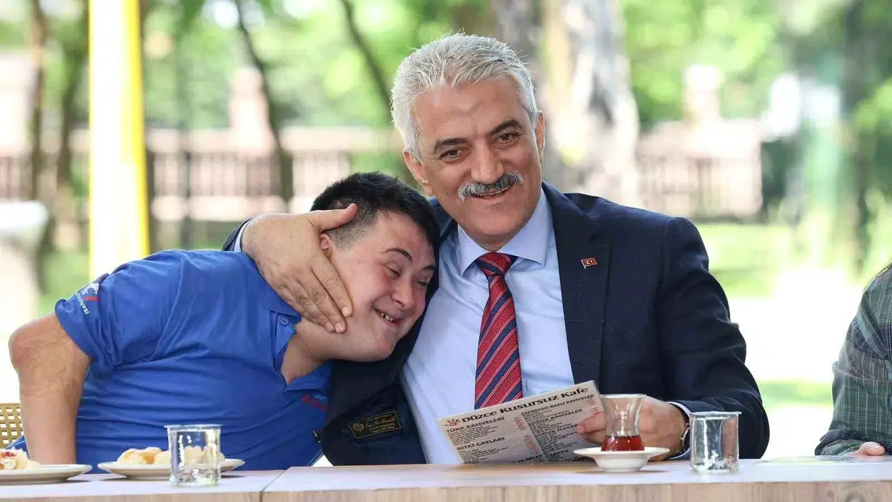 Düzce'de engelleri yıkan lezzet durağı: Onlar hem üretiyor hem kazanıyor