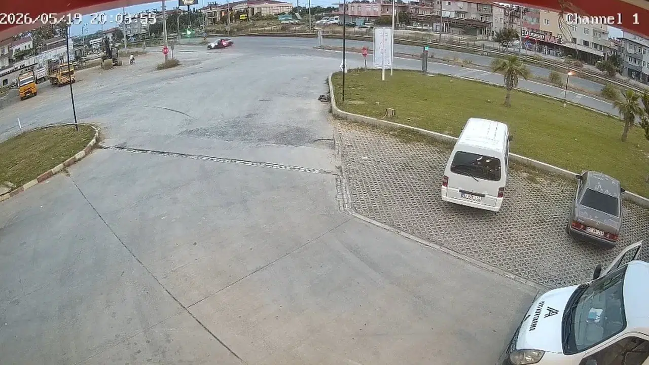 Manavgat'ta korku dolu anlar: Kavşaktaki çarpışma kamerada