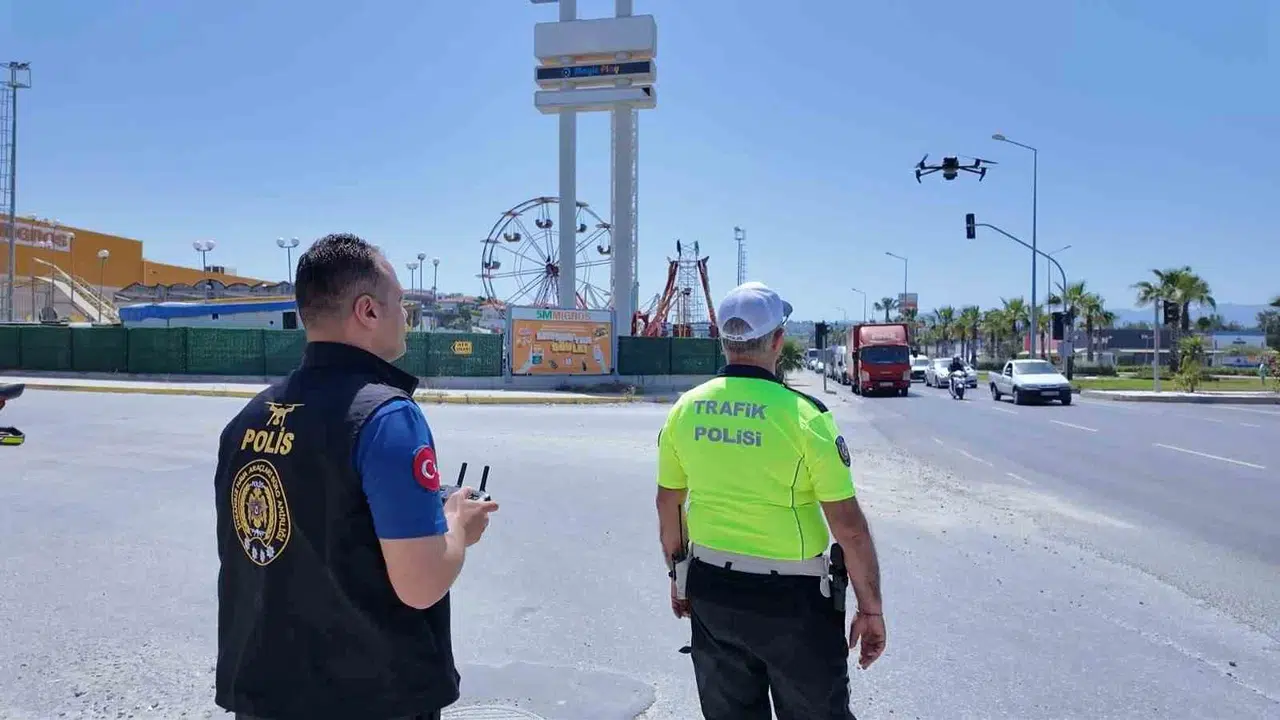 Kuşadası’nda bayram trafiğine havadan yakın takip: Kaçmaya çalışanlar İHA’ya yakalandı