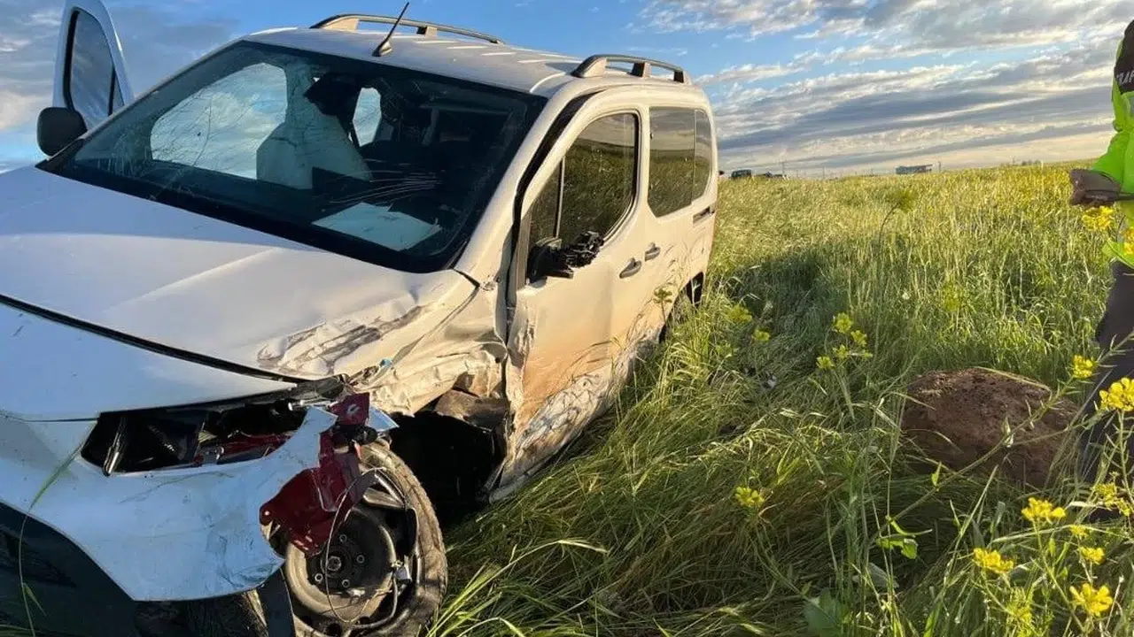 Diyarbakır’da trafik kabusu: İki araç kafa kafaya çarpıştı, ortalık savaş alanına döndü