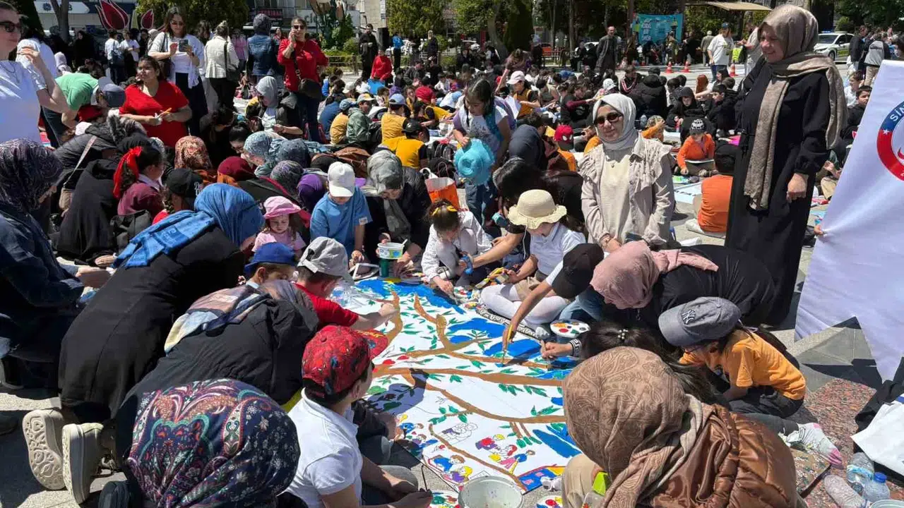 Sincan'da sanat rüzgarı: 2 bin 200 öğrenci dev brandayı renklerle donattı