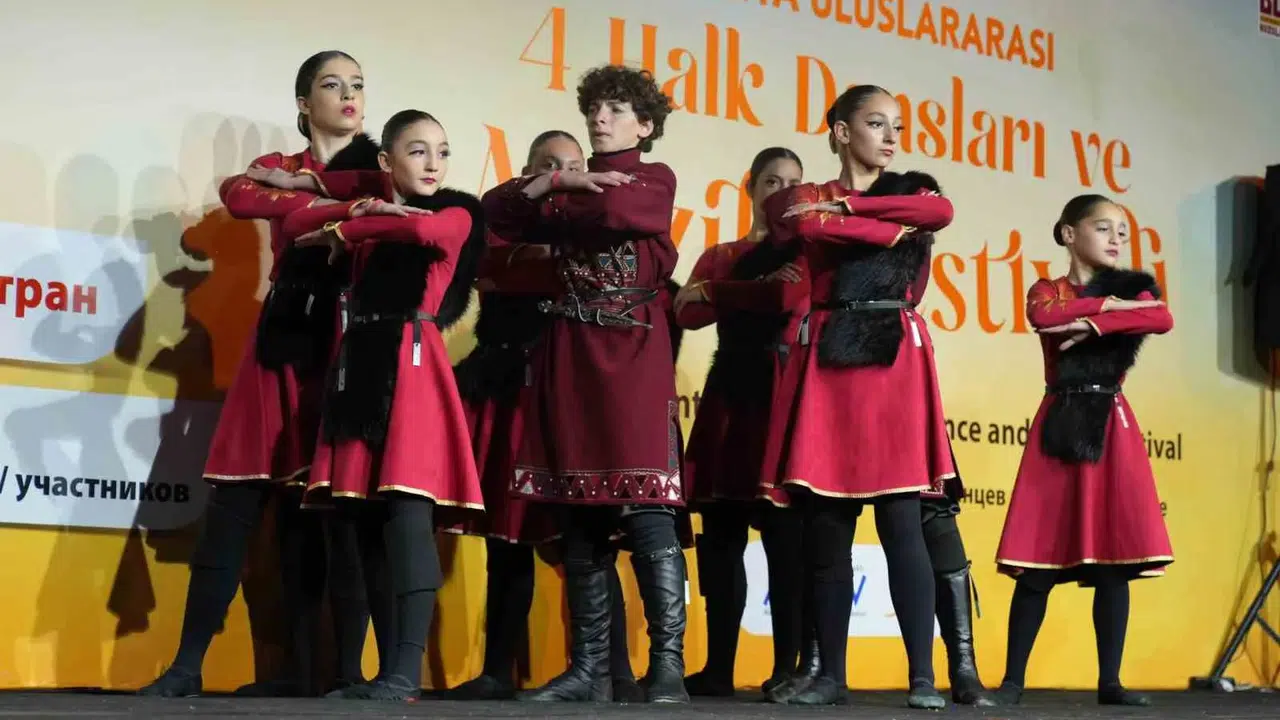 Alanya’da kültür şöleni: 7 ülkeden gelen dansçılar…