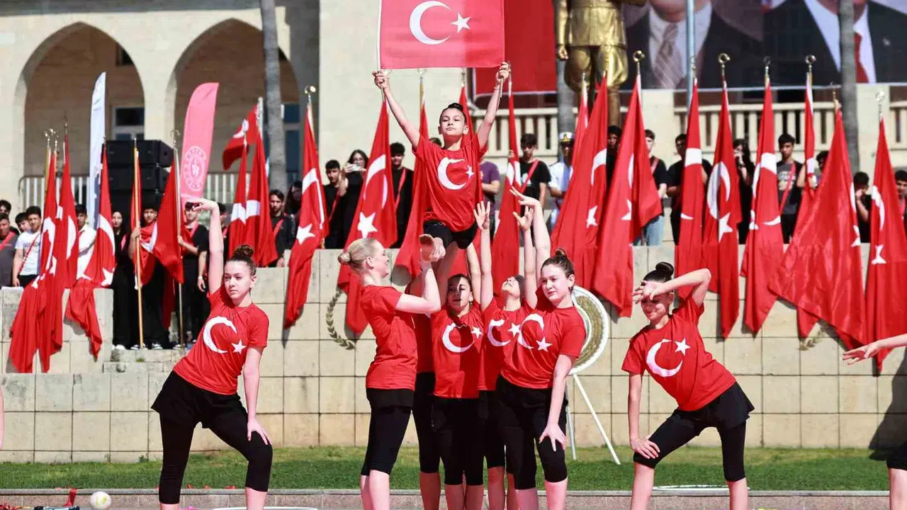 Mersin’de 19 Mayıs coşkusu: Gençler hünerlerini sergiledi, meydanlar bayram yerine döndü
