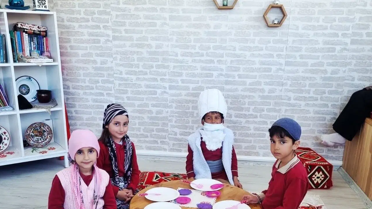 Geleneksel miras sahnede hayat buldu: Minik öğrencilerden Nasreddin Hoca performansı