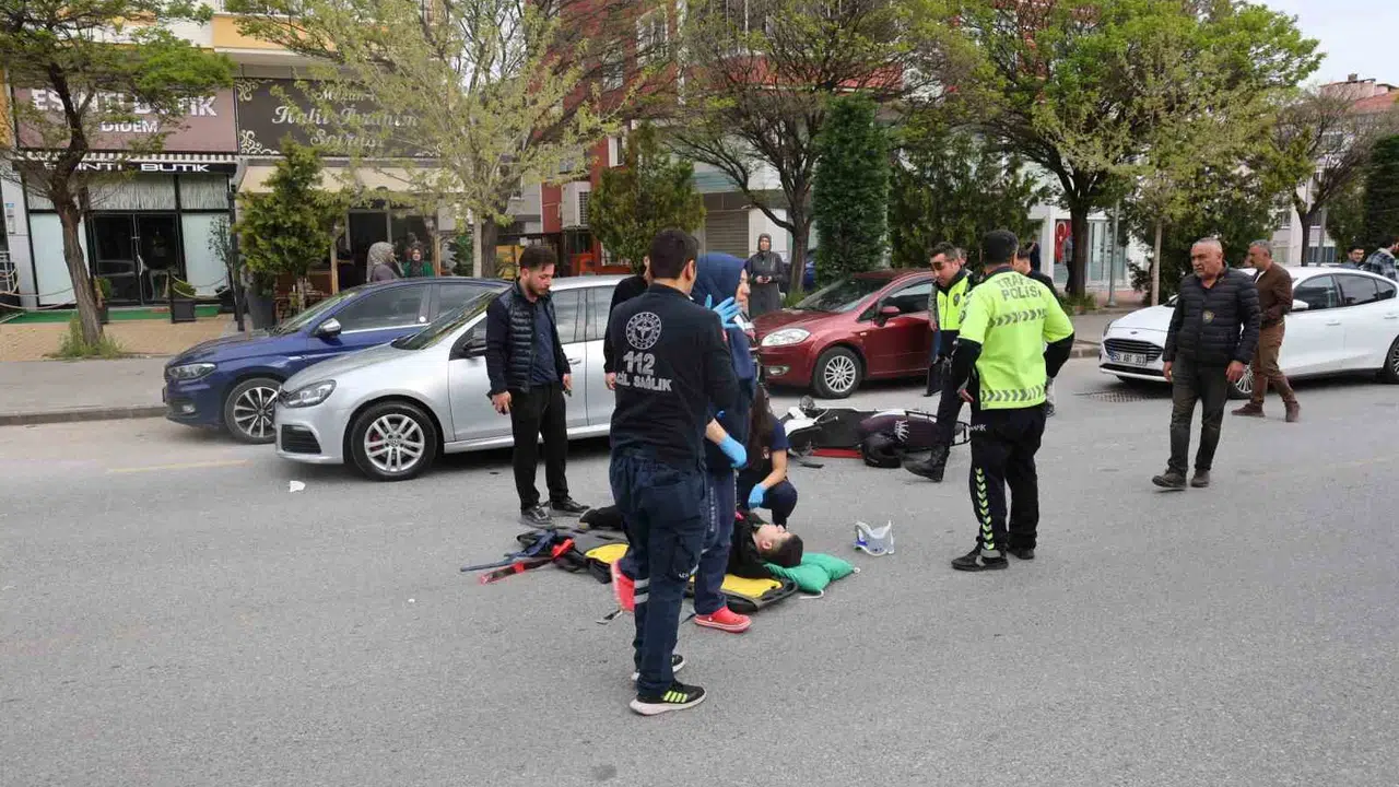 Nevşehir’de korku dolu anlar: Elektrikli bisikletle park halindeki araca böyle çarptı