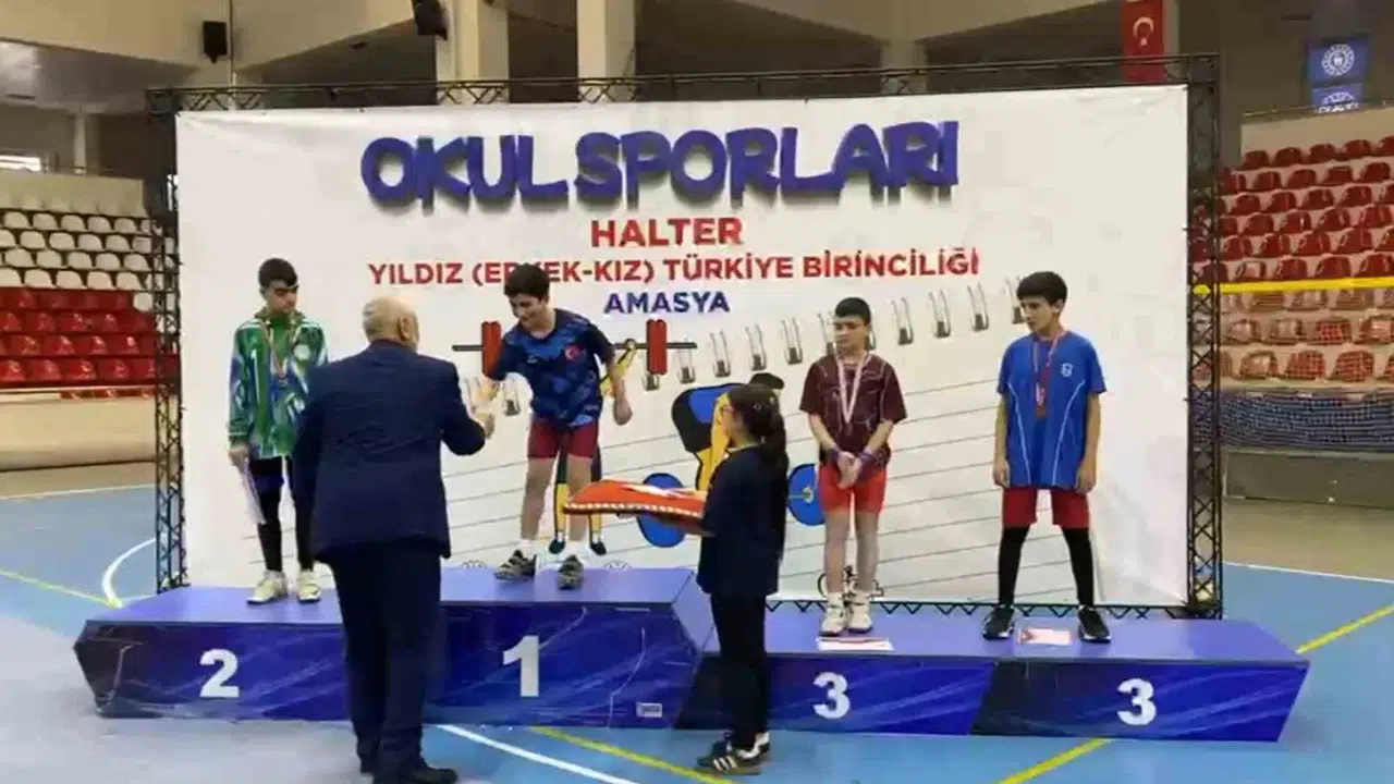 Ağrı’nın gururu oldu: Minderin küçük devi üst üste ikinci kez zirvede