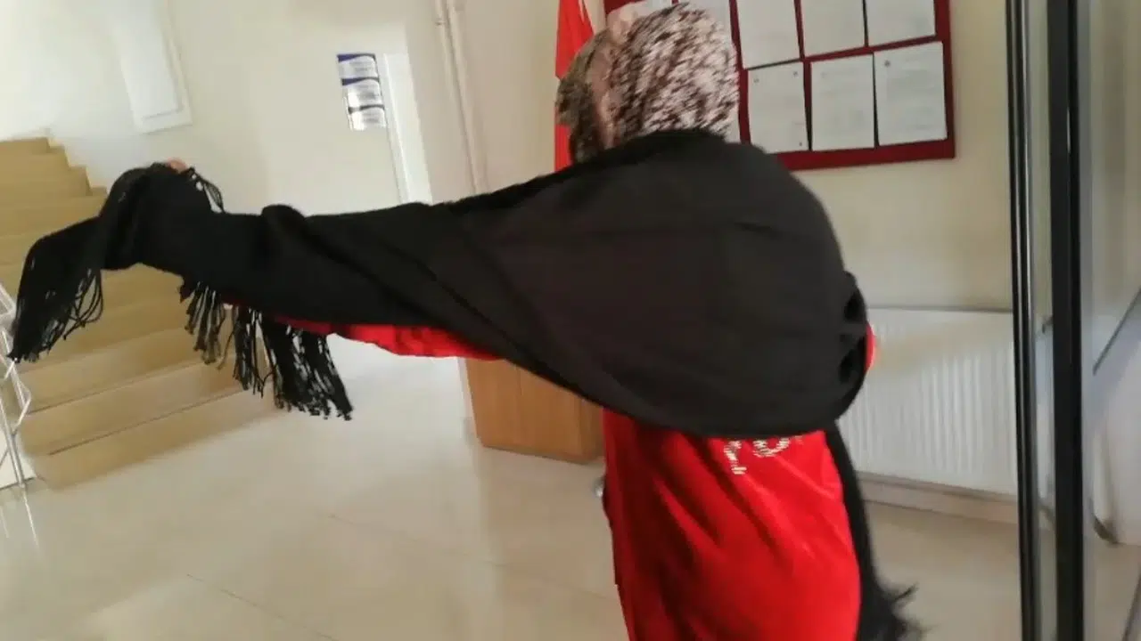 Elazığ’da pes dedirten anlar: Zabıta kapısında göbek attı