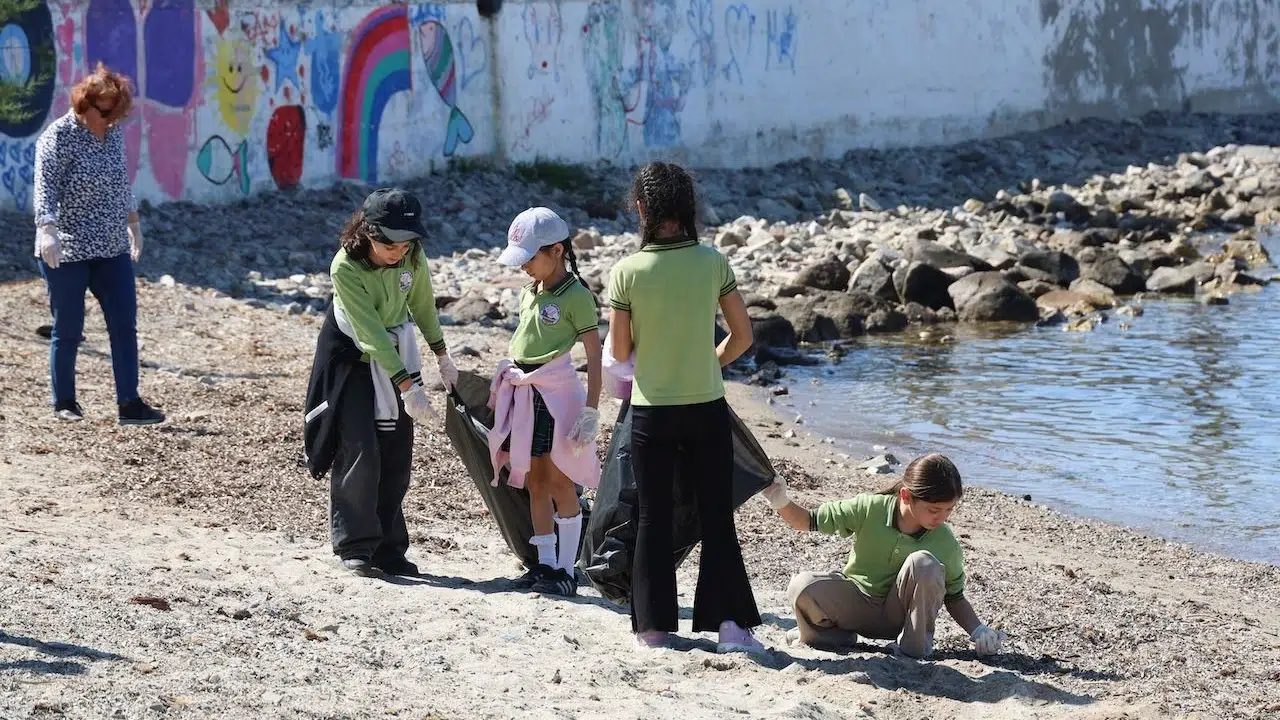 Bodrum'un mavilikleri için el ele verdiler: Turgutreis sahilinde dev temizlik operasyonu