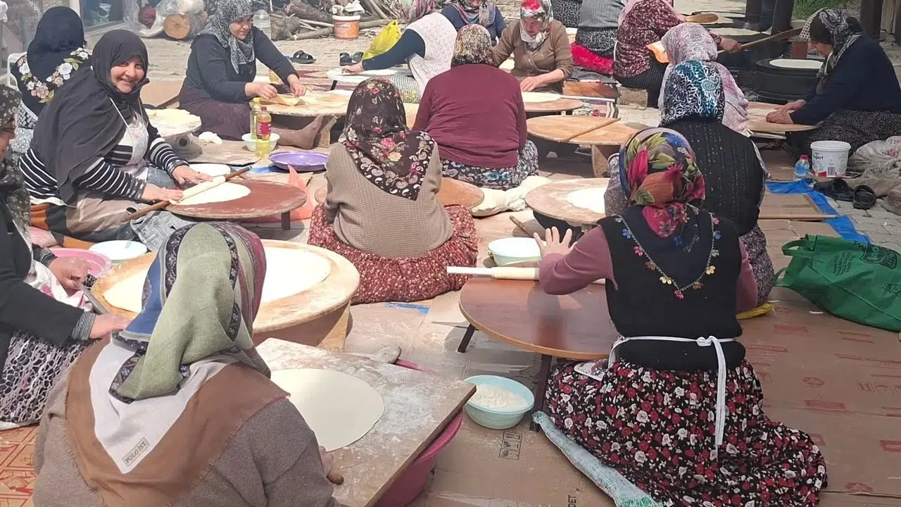 Kütahya’da imece usulü dayanışma: Cumhuriyet Mahallesi’nin kadınları sofraları bereketlendirdi