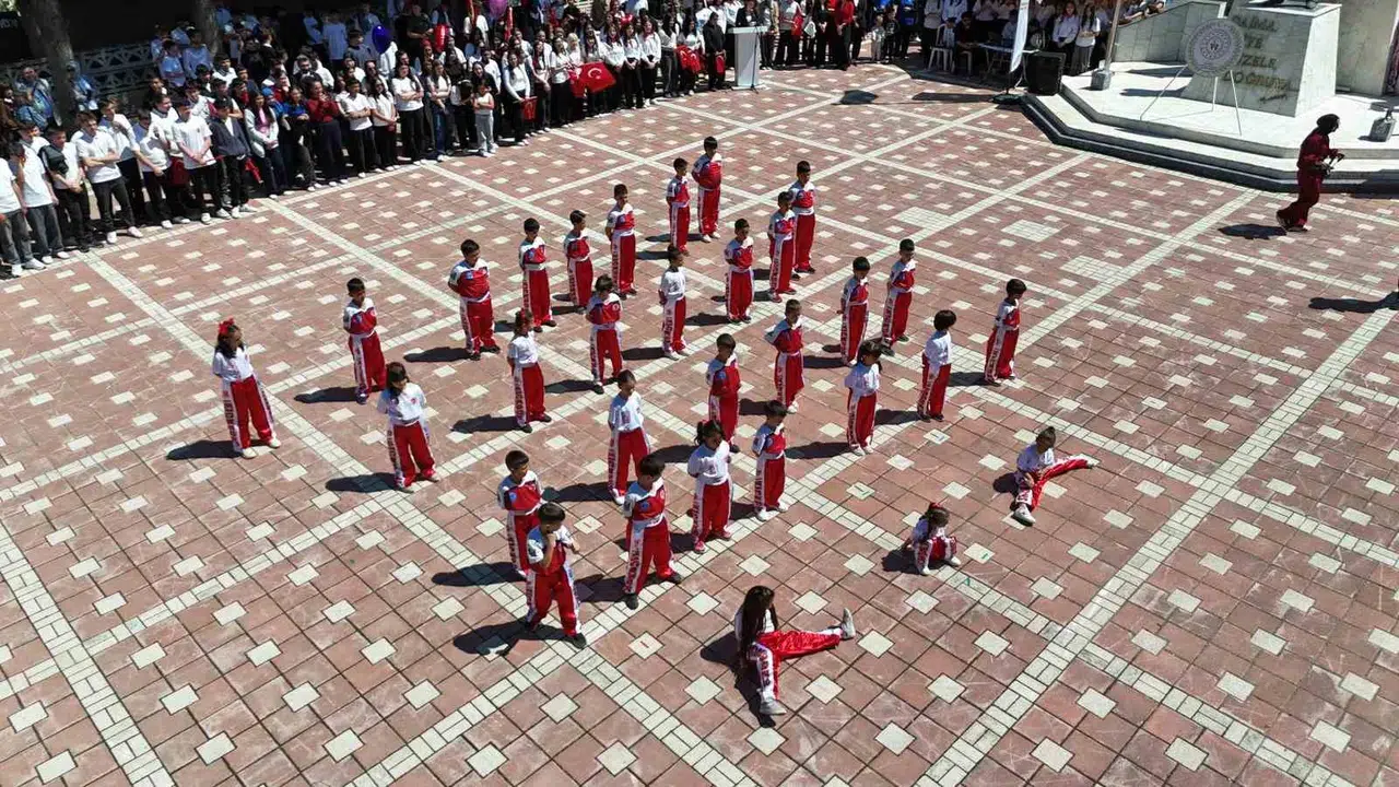 Beylikova’da bayram coşkusu: Gençler meydanları bayram yerine çevirdi