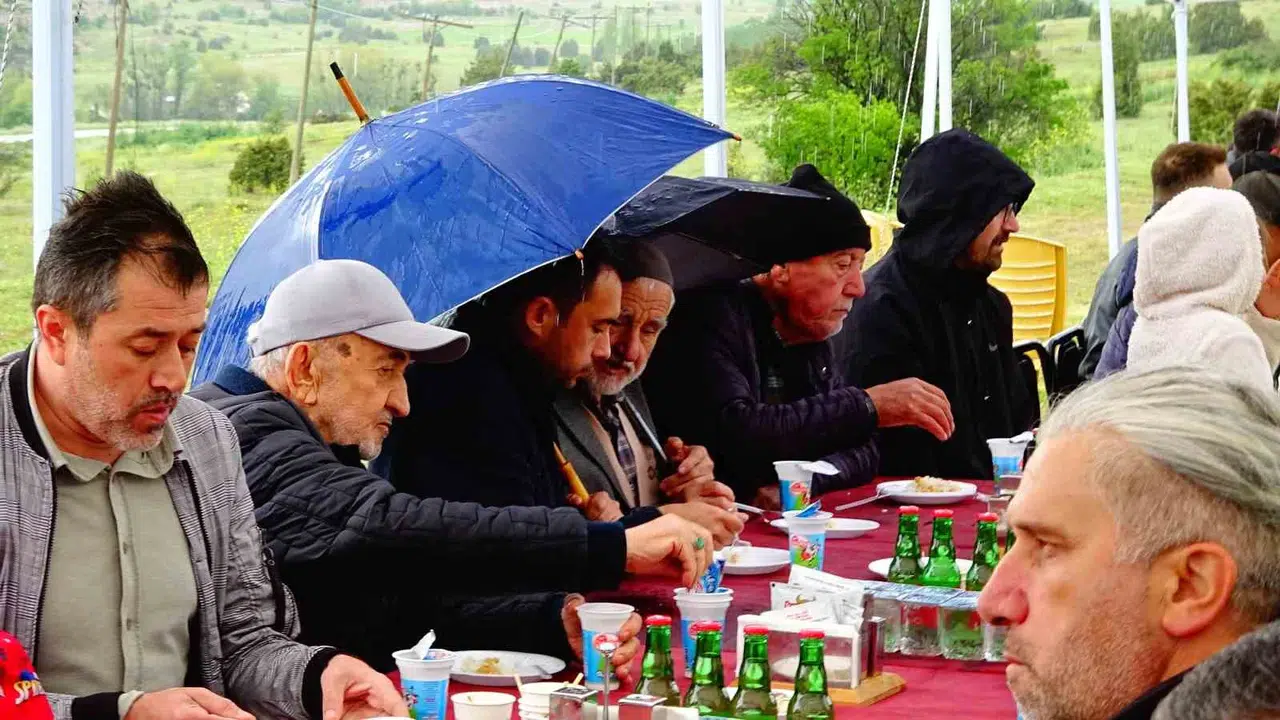 Tavşanlı’da bahar bereketi: Sağanak yağış bile onları durduramadı