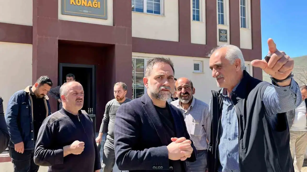 Yakutiye’nin her köşesine hizmet götürüyor: Başkan Uçar’ın mesaisi dur durak bilmiyor