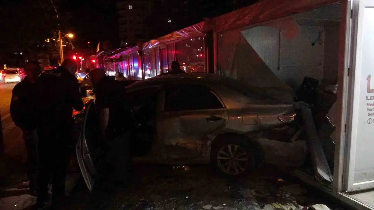 Malatya’da gece yarısı dehşeti: Lastiği patlayan otomobil iş yerini yerle bir etti
