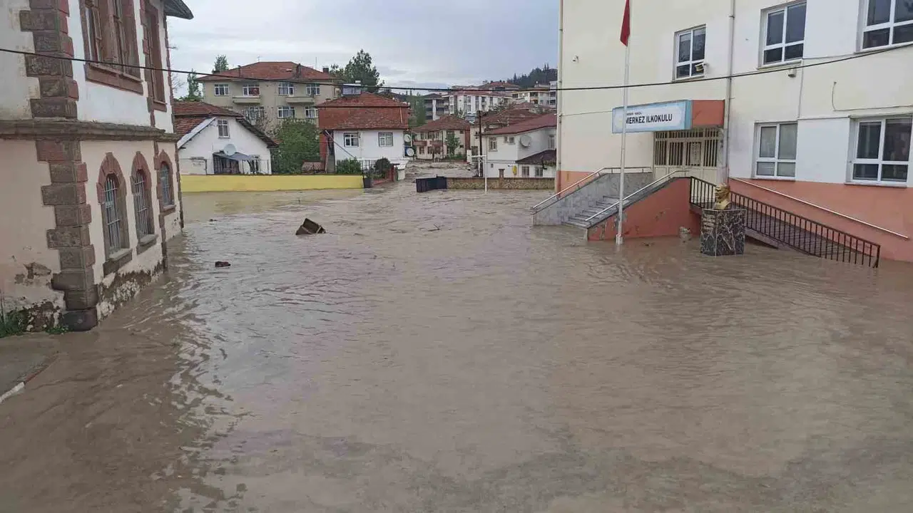 Havza'da kabus dolu anlar: Hacı Osman Deresi taştı, ilçe merkezi göle döndü