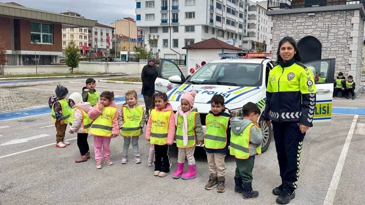 Geleceğin sürücüleri trafik kurallarını yerinde öğreniyor: Bilecik'te miniklere uygulamalı ders