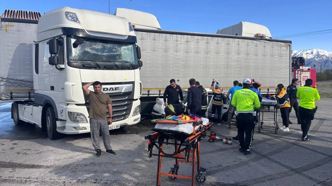 Erzincan-Sivas yolunda can pazarı: Tır ile otomobil çarpıştı, araçta sıkışanlar var