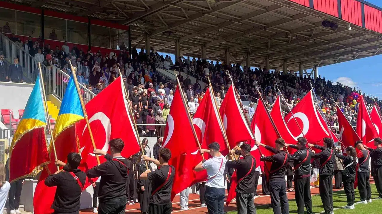 Tavşanlı’da 19 Mayıs coşkusu: Miniklerin performansı stadyumu ayağa kaldırdı