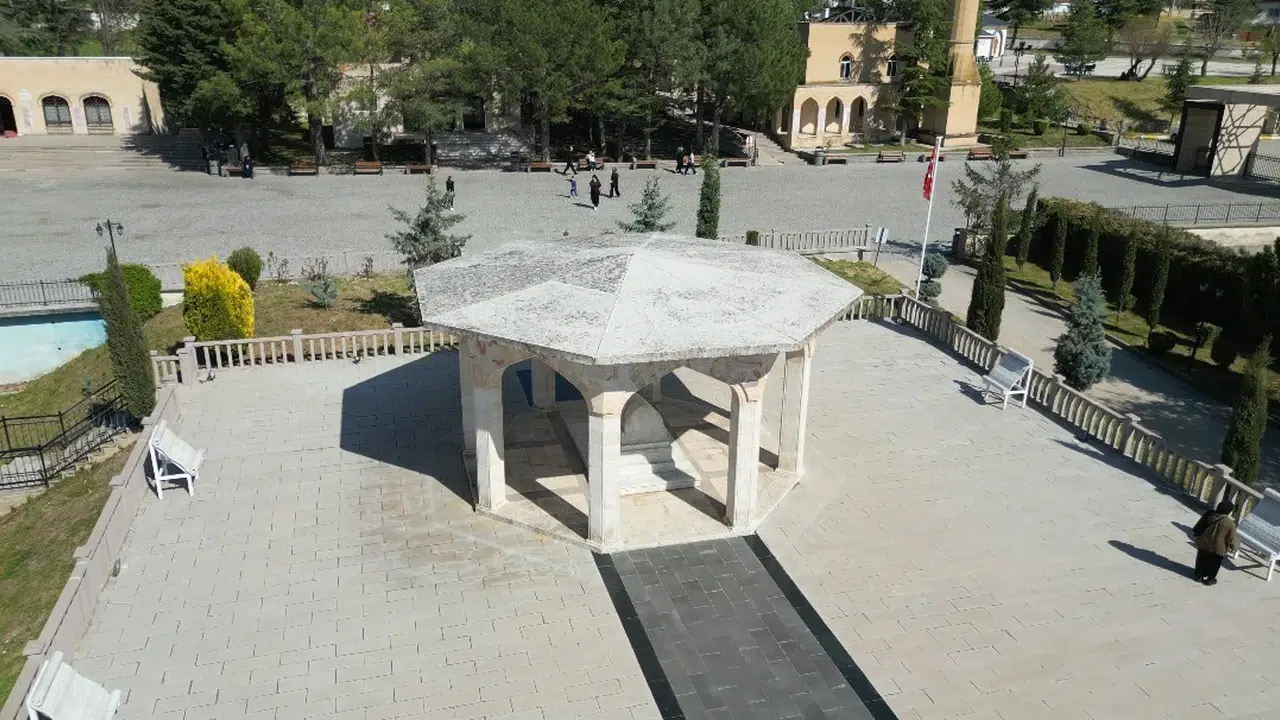 Sevgi ve hoşgörü elçisi Yunus Emre’nin izinde: Eskişehir’deki türbesi ziyaretçi akınına uğruyor