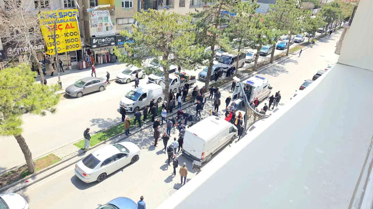 Tatvan'da trafik kazası: İki sürücü hastanelik oldu