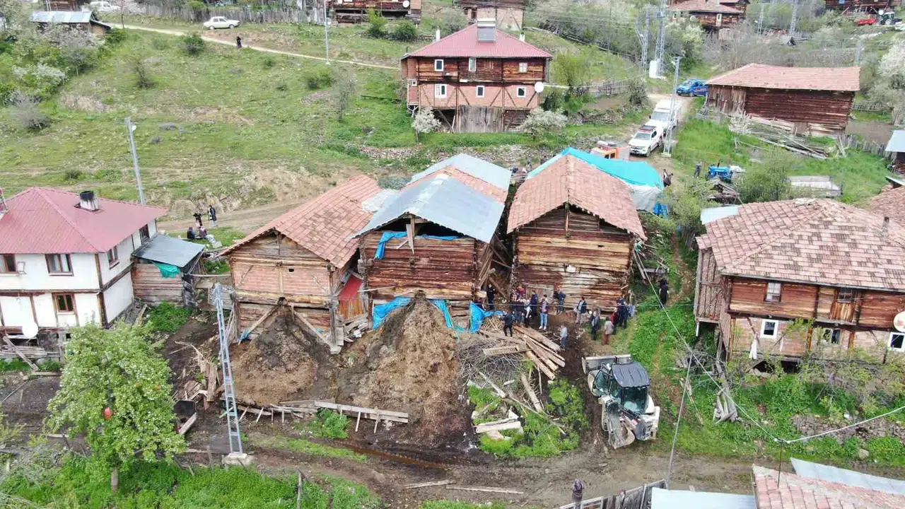 Kastamonu'da feci olay: Üç katlı ahır çöktü, 63 yaşındaki Fatma Demir yaşamını yitirdi