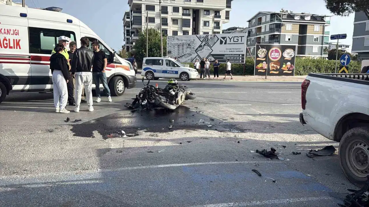 Gazipaşa'da kavşak dehşeti: Motosikletli genç ölümden döndü