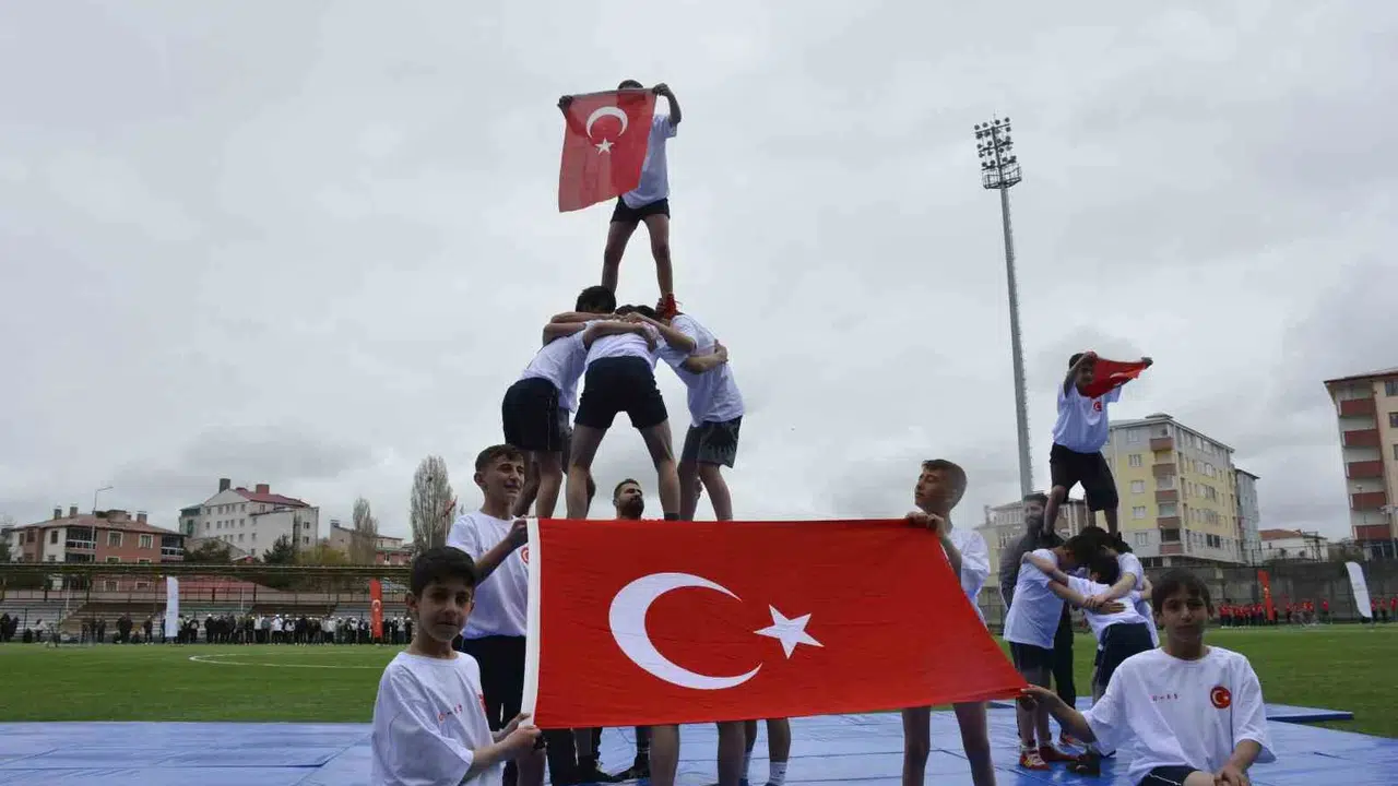 Ardahan’da bayram coşkusu: Gençler hünerlerini sergiledi, stadı dolduranlar alkışladı