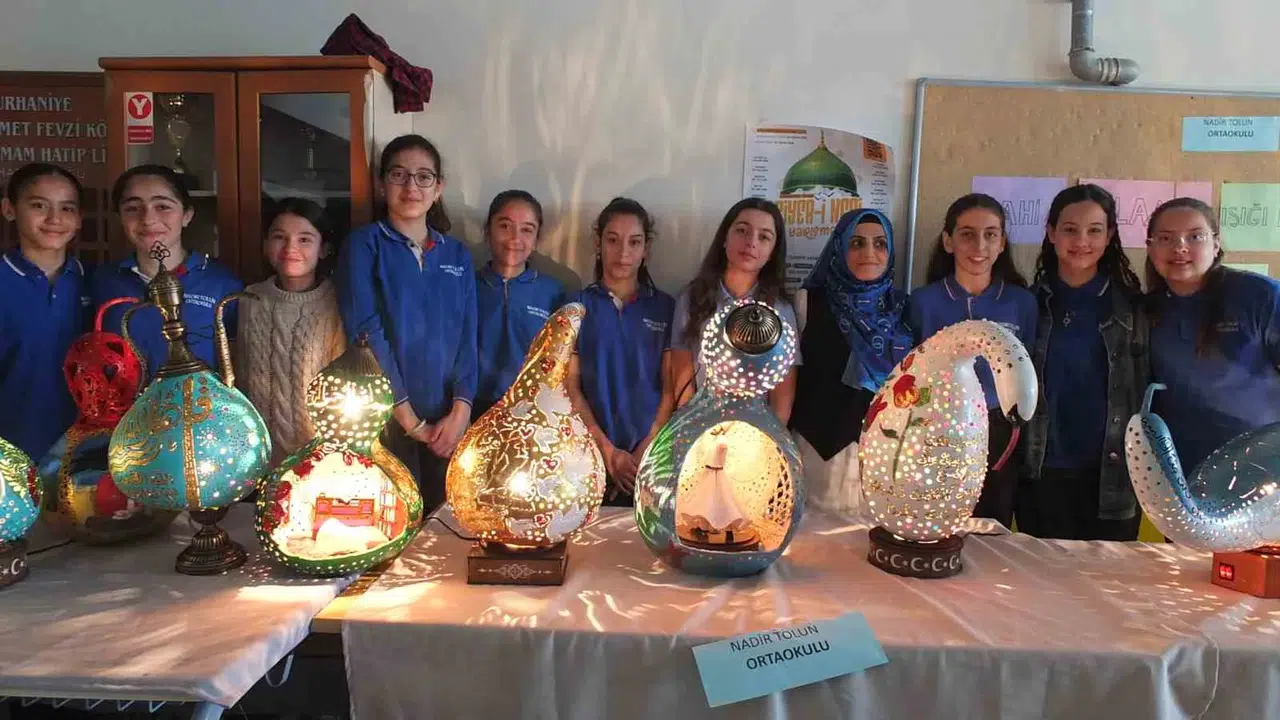 Geleneksel sanatlar modern dokunuşlarla buluştu: Ortaokullu öğrencilerin su kabağı mesaisi hayran bıraktı