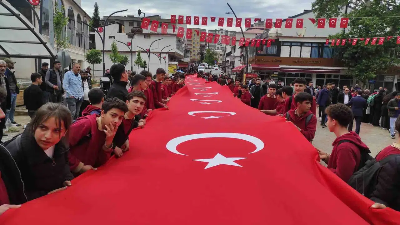 Sason’da gökyüzü kırmızı beyaza boyandı: 100 metrelik dev bayrakla gençlik şöleni