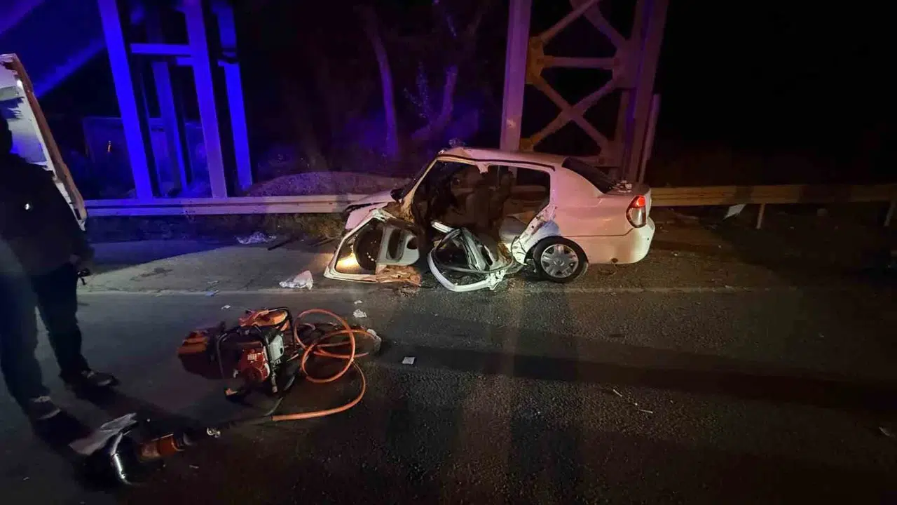 Saniyeler içinde dehşete dönüştü: Ana yola çıkan otomobile hafif ticari araç ok gibi saplandı
