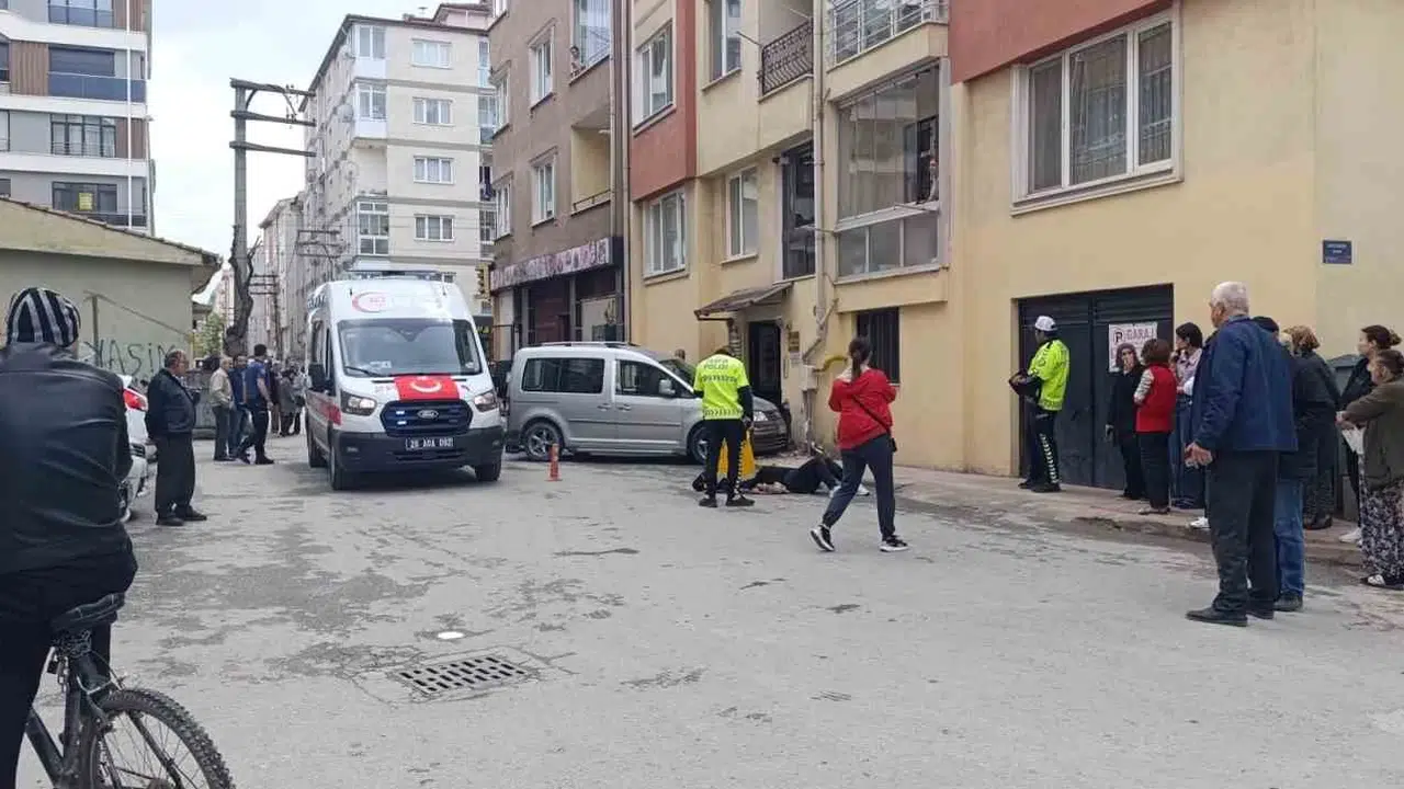 Eskişehir'de dehşet anları: Kontrolden çıkan otomobil apartman girişindeki yayaları biçti